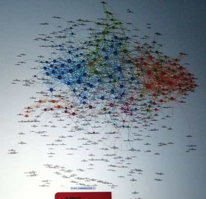 写真2　LinkedInが会場で示したソーシャルグラフ。カンファレンス参加者が、どのようにつながっているかを図解している