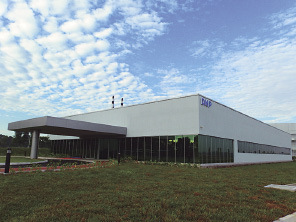 写真：食品や日用品向けの包装資材を生産するベトナム工場（2013年6月竣工、写真上）と、フォトプリント製品を製造するマレーシア工場（2013年12月、下）