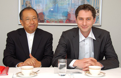 写真1 米ParallelsでService Provider部門の社長を務めるJack Zubarev氏（写真右）と、パラレルスで代表取締役社長を務める富田直美氏（写真左）