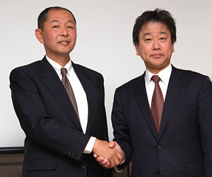 写真1 イージェネラ代表取締役社長の大木稔氏（左）と、日本ヒューレットパッカード取締役専務執行役員の古森茂幹氏（右）