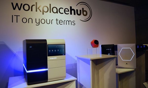 写真2：「Workplace Hub」（左）は、複合機内にエッジサーバーを搭載し、複合機と同じスペースに設置できる。リモートワーク支援用の「Workplace Spoke」（中央）は2018年度以降に提供の予定