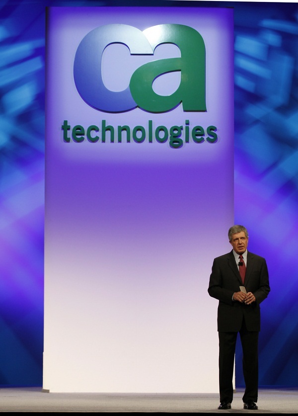 ウィリアム・マクラッケン会長兼CEO（CA World 2010の基調講演にて）