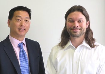 米Cumulus Networks共同創業者でCTO（Chief Technology officer、最高技術責任者）であるノーラン・リーク氏（右）と、ビジネス開発のトップを務めるウイリアム・チョー氏