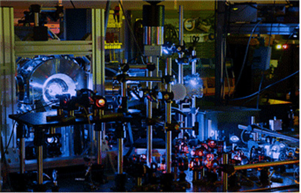 写真1：NICTが開発したストロンチウム光格子時計の外観（出典：国立研究開発法人情報通信研究機構）