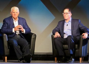 写真2：米EMCのジョー・トトゥッチー会長兼CEO（左）と米Dellのマイケル・デル会長兼CEO
