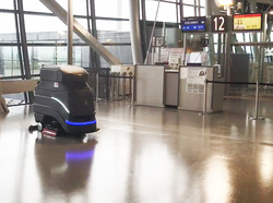 写真1：関西国際空港に配備した自動清掃ロボットの様子（出典：マクニカ）
