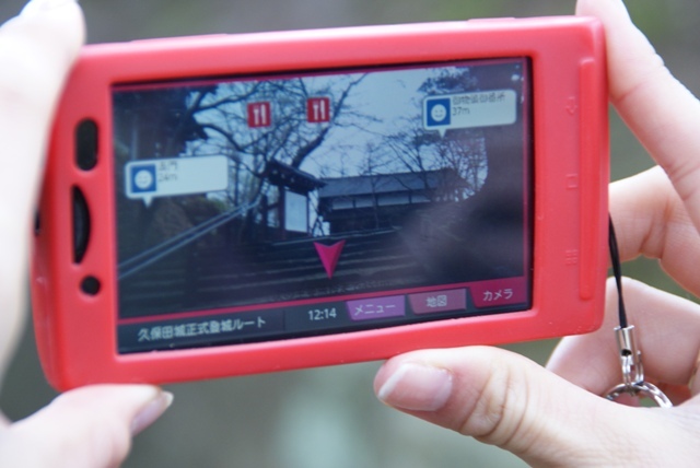 写真　おもてナビの画面例。カメラで撮影している映像に、観光スポットの情報をタグとして表示する
