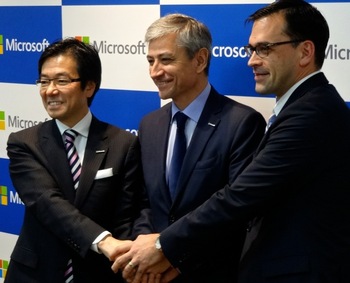 日本マイクロソフトの社長交代を発表した樋口泰行氏（左）と、ジャンフィリップ・クルトワ氏、平野拓也氏（右）