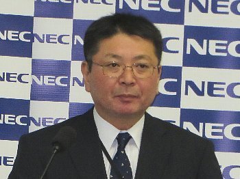 写真：「NEC Cloud IaaS」を発表するNECの中江靖之 執行役員