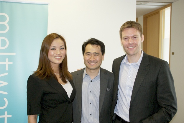 左からMeltwater News Japan 1の赤平 百合マネージングディレクター、Meltwater Groupのヨーン・リセゲン創業者兼最高経営責任者（CEO）、Meltwater Newsのクリス・レゲスター アジア担当エリアディレクター