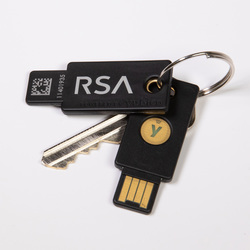 写真1：「YubiKey for RSA SecurID Access」の外観（表面と裏面）