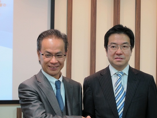 トヨタ自動車の友山茂樹常務（左）。右は、日本マイクロソフトの樋口泰行社長