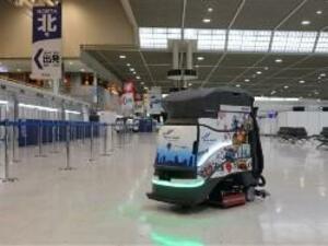 写真1：成田空港に導入したフロア清掃ロボット「Neo」の様子（出典：マクニカ）