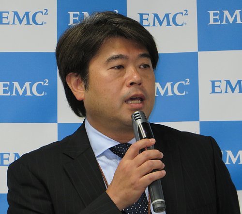 写真　統合したバックアップ環境の必要性を説明するEMCジャパンBRS事業本部の遠井雅和本部長