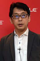 写真1●Oracle Cloud Platformの自律化について説明する、日本オラクル クラウドプラットフォーム戦略統括ビジネス推進本部本部長の佐藤裕之氏