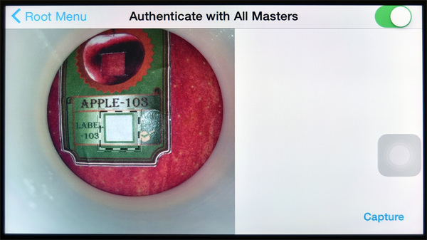 写真2●デモで用いた真贋判定用のスマートフォンアプリの画面。判定用に、りんごのラベルシールをカメラで映している。りんごの表面の画像を登録しておけば、りんごの表面でも判定できる