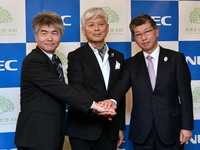 写真1●NECのデータサイエンス研究所で所長を務める山田昭雄氏（写真左）、医療法人財団KNIで理事長を務める北原茂実氏（写真中央）、NECで執行役員常務を務める中俣力氏（写真右）