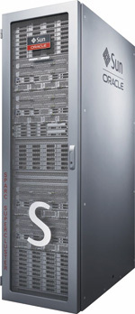 写真SPARC SuperCluster T4-4。既存のExaシリーズの「x」とは異なり正面には「S」のマークをあしらう